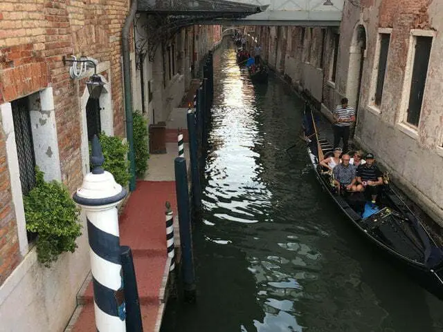 como-tan-merca-mila-canals-venecia-gondola