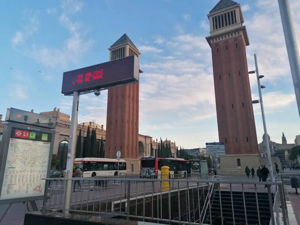 Vista de las torres venecianas desde la estación de metro Plaza España