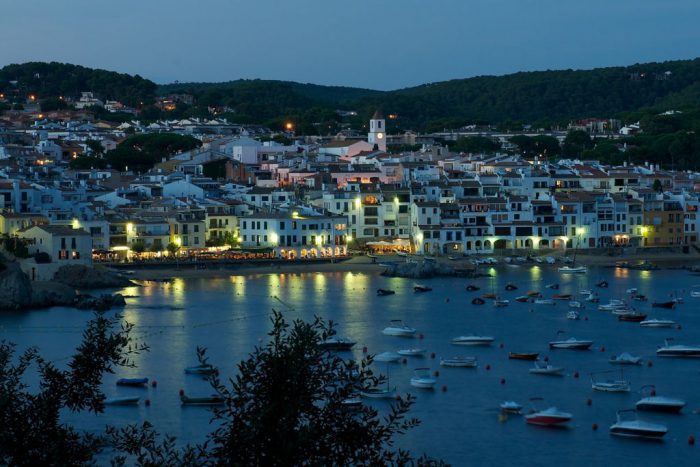 Panorámica de Calella de Palafrugell de noche desde el mar