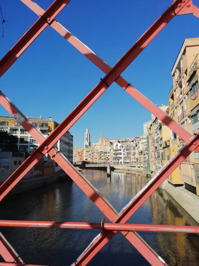 Puente de hierro sobre el río de Girona