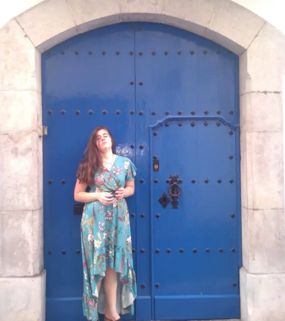 la puerta azul en el pueblo