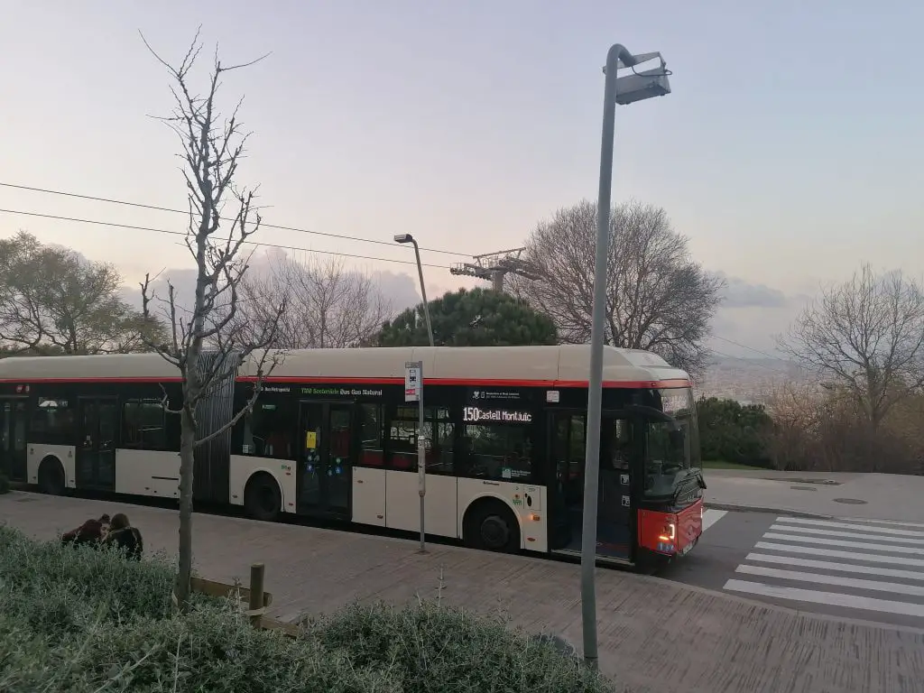 Bus 150 en la parada del Castillo de Montjuïc