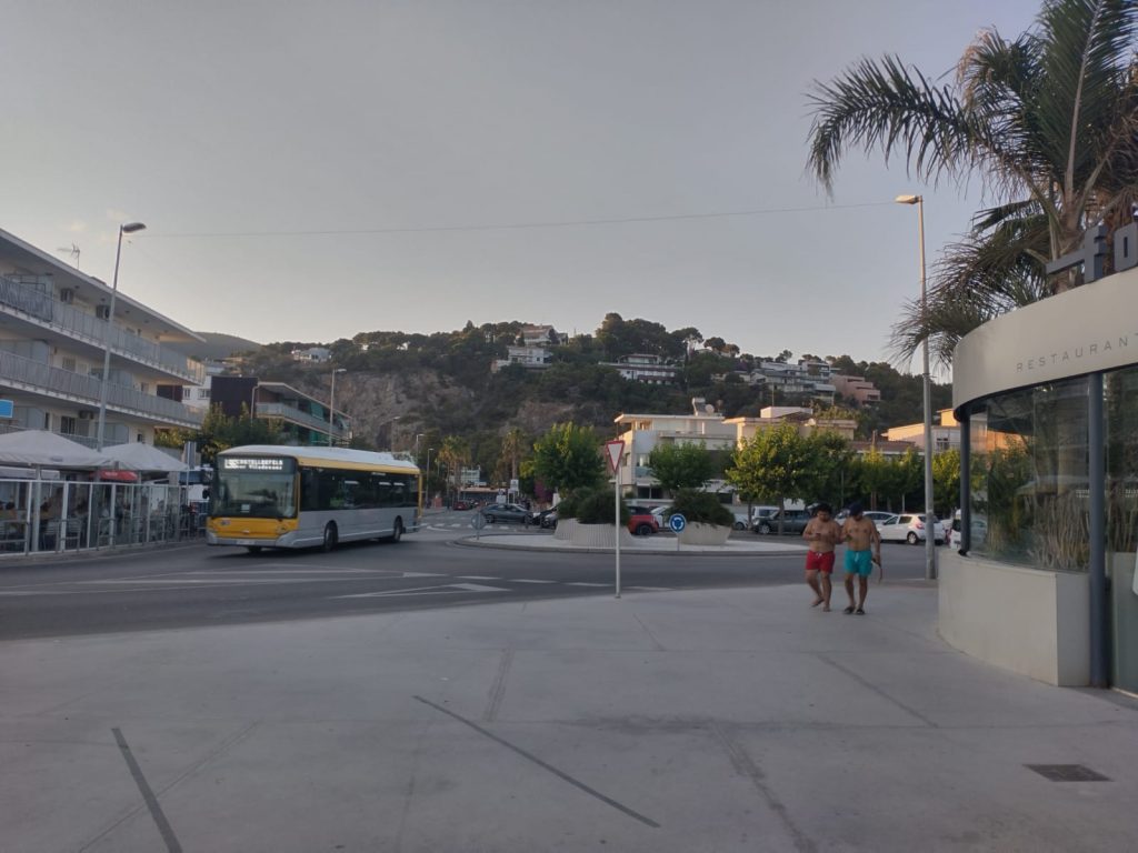 Autobús L96 circulando al lado de la playa de Castelldefels