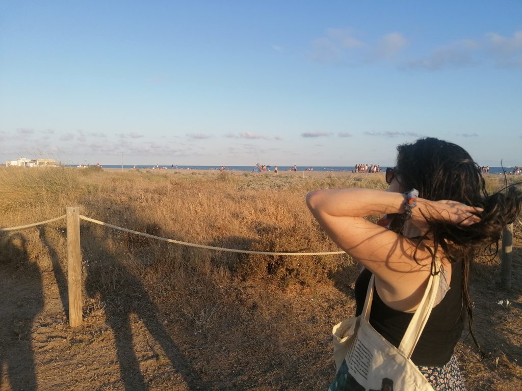 Paseo frente a la playa de Castelldefels