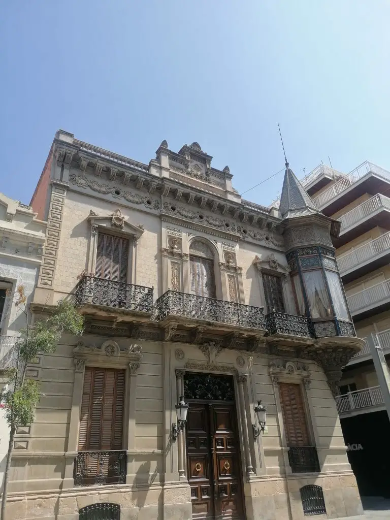 Edificio modernista en el centro histórico de Granollers