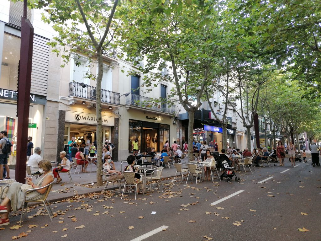 Terrazas llenas de gente en la Rambla de Sabadell