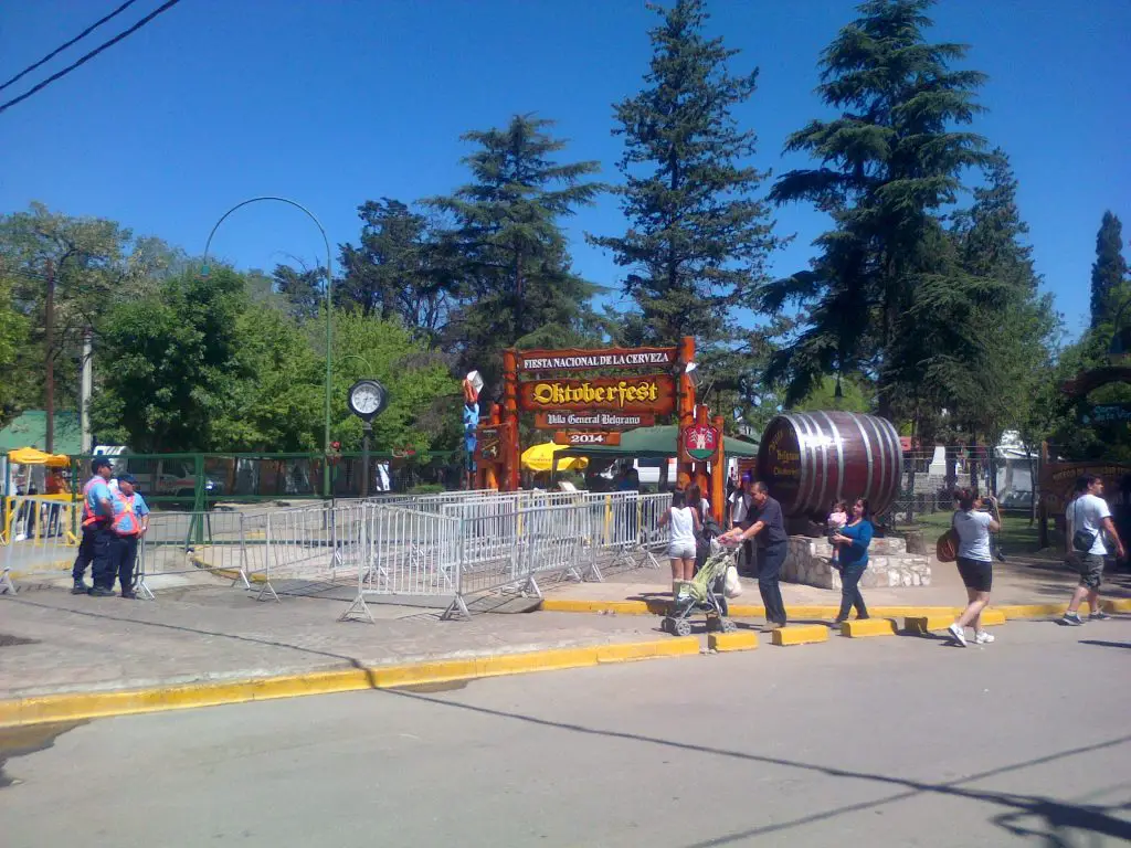 entrada al predio fiesta de la cerveza de Villa General Belgrano.  uno de los mejores lugares para visitar en las Sierras de Córdoba